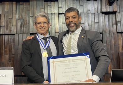 Deputado Jari entrega Medalha Tiradentes para o defensor público João Helvécio